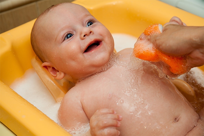 Dziecko kąpane w wanience