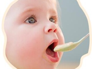 Dziecko jedzące kleik