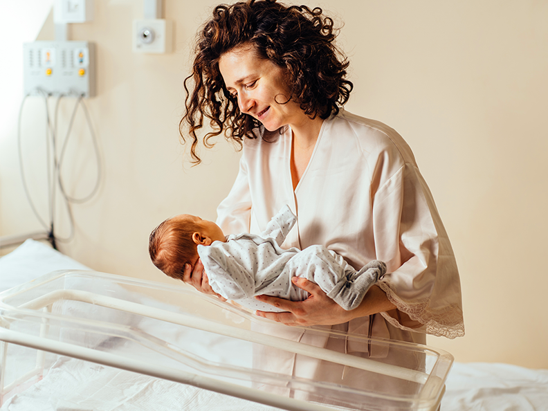 Noworodek ze świeżo upieczoną mamą, która uniknęła nacięcia krocza