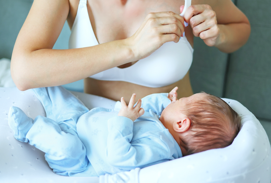 Mama przygotowująca się do karmienia piersią