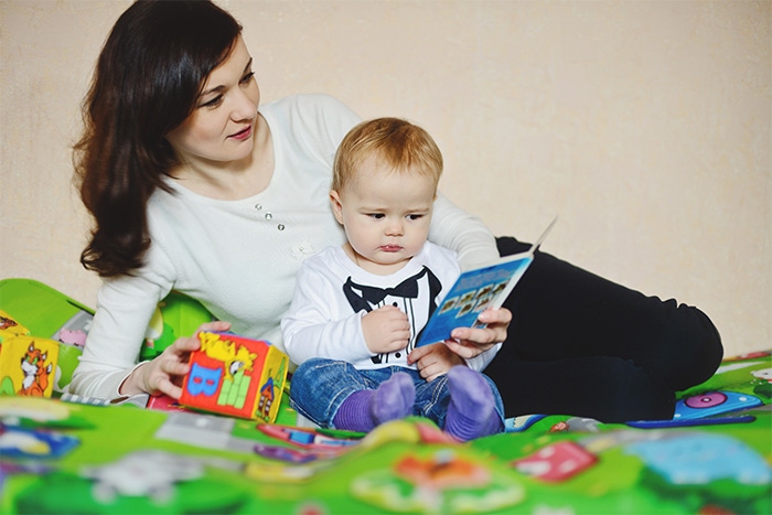 Mama czytająca dziecku