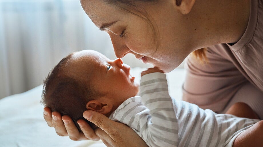 Pierwsze dni z noworodkiem – mama trzymająca maluszka