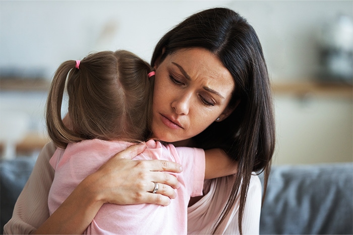  Jak rozmawiać z dziećmi o emocjach? Mama przytula małą córeczkę