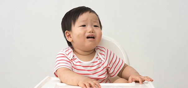 Grymaszące niemowlę podczas jedzenia