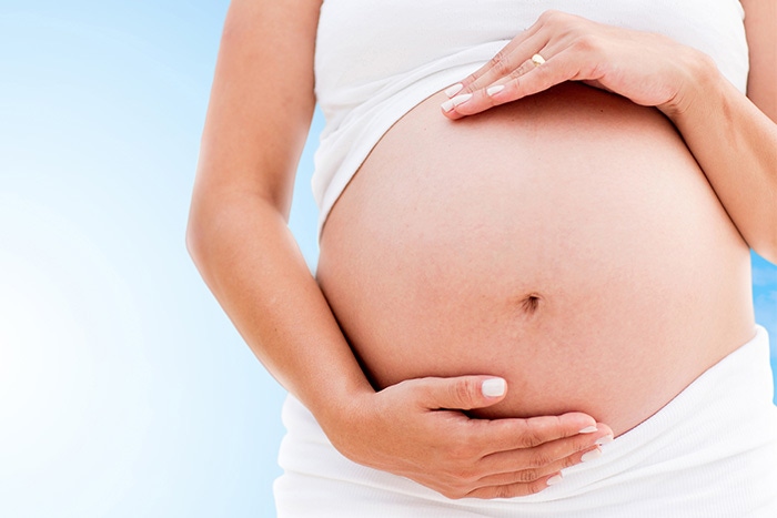 Poród naturalny czy cesarka – kobieta w ciąży przed wyborem rodzaju porodu