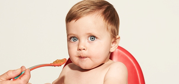 Rozkojarzone dziecko podczas jedzenia