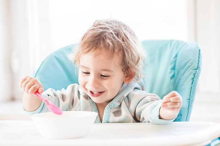 the child is eating porridge