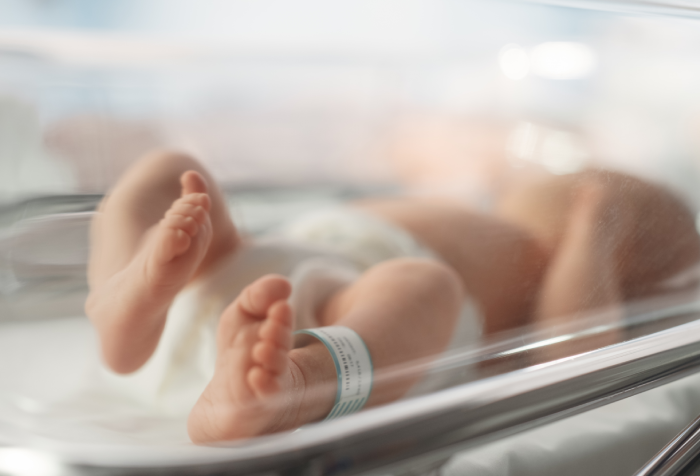 Dziecko urodzone w 32. tydzień ciąży, leżące w inkubatorze  