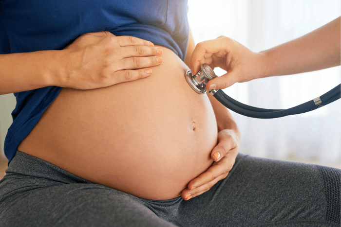 Lekarz badający kobietę w ciąży