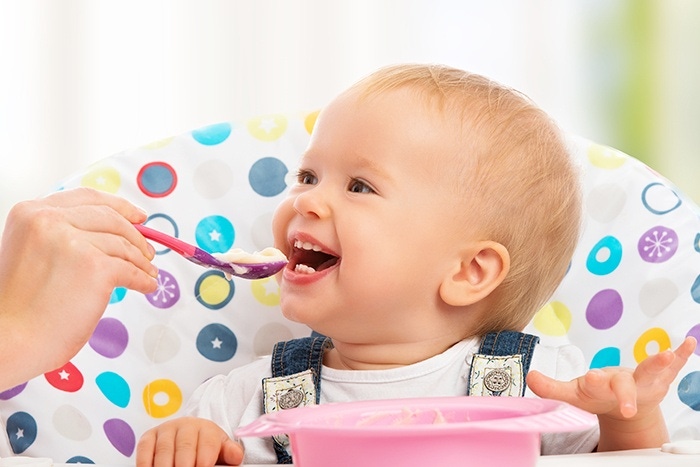 babies eating porridge