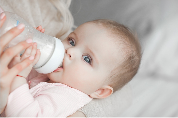 niemowlę pijące mleko modyfikowane z butelki