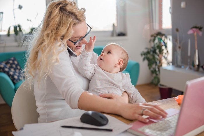 pracująca mama i dziecko 