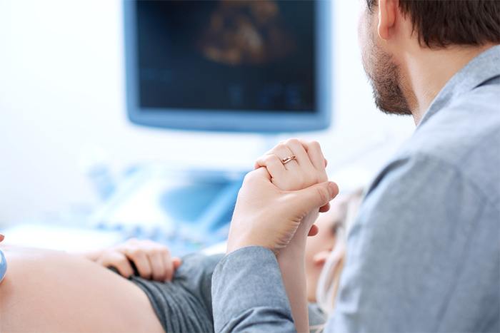 Couple during pregnancy screening