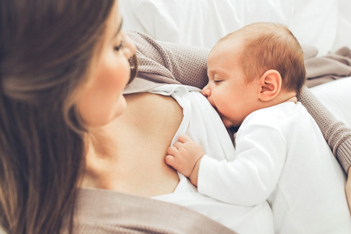 Rzeczywisty i pozorny niedobór pokarmu: mama karmiąca piersią noworodka
