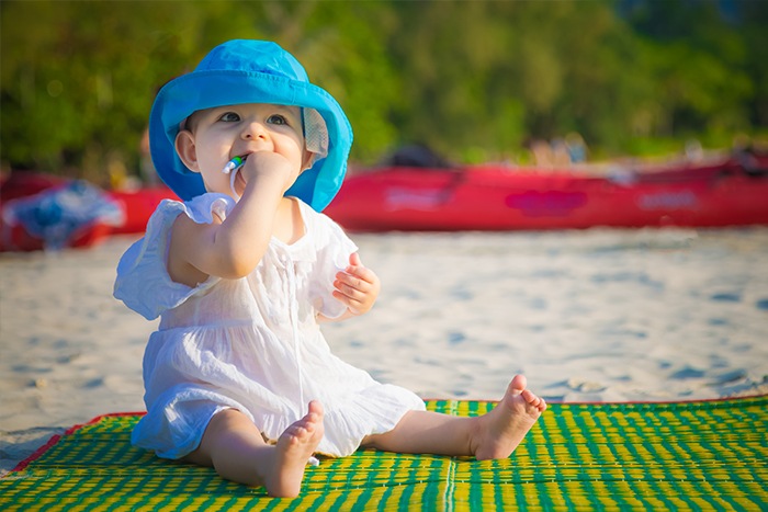 dziecko siedzi na plazy