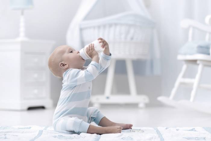 niemowlę pije mleko z butelki