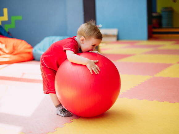 Akcesoria sportowe chłopiec bawiący się z piłką do skakania dla dzieci