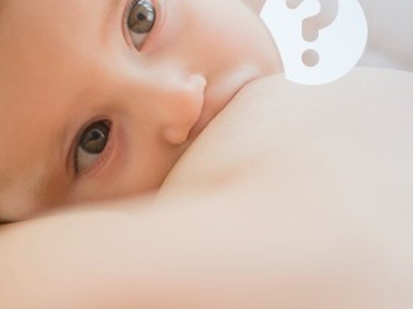 Karmienie piersią, kiedy dziecko jest najedzone – maluszek przy piersi mamy 