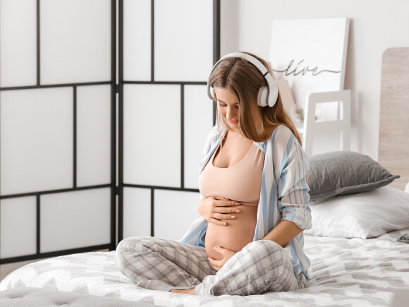 Kobieta w ciąży słuchająca muzyki
