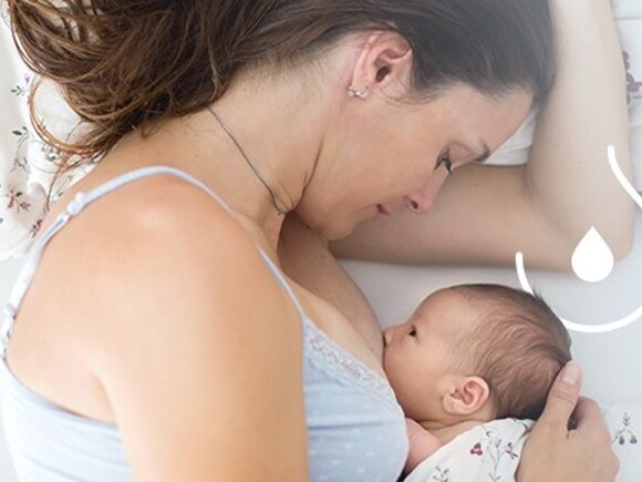 Mama karmiąca dziecko piersią i starająca się uniknąć zapalenia piersi 