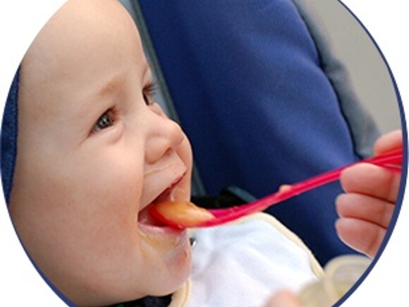 Dziecko jedzące deserek 