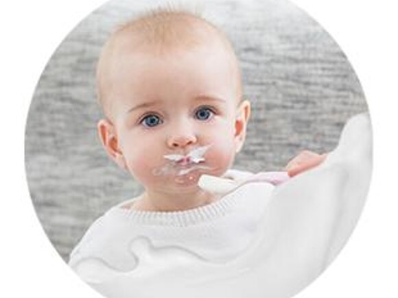 Dziewczynka jedząca deserek mleczny Nestlé Yogolino