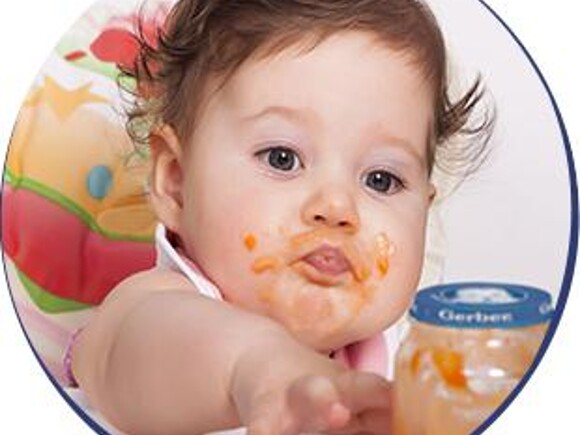 Dziecko jedzące danie ze słoiczka Gerber