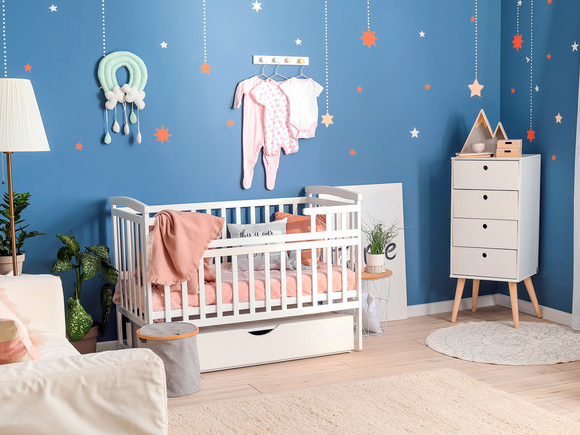 Niebieski pokój dla niemowlaka i meble do pokoju noworodka