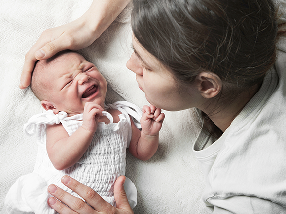 Pokrzywka u dziecka – zdjęcia mamy z płaczącym maluszkiem