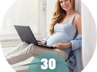 30 tydzień ciąży – kobieta w ciąży w pracy