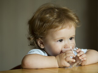 Dziecko pije wodę