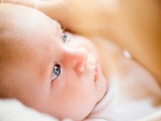 Rozwój wzroku u dziecka niemowlę z szarymi oczami