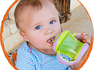 Dziecko pijące sok z kubka niekapka