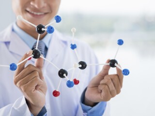 naukowiec trzymający w rękach molekuły białka