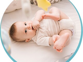 Pościel dla niemowlaka – dziecko w kombinezonie do spania