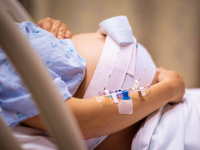 Pozycje porodowe: kobieta oczekująca na poród