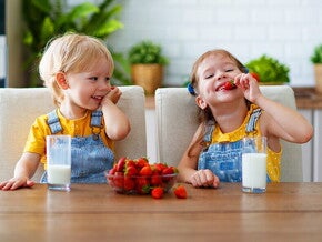 Uśmiechnięte dzieci, które na co dzień piją mleko