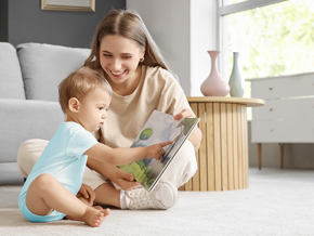 Mama i dziecko oglądają pierwsze książeczki do czytania dla niemowląt