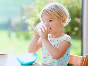 Dziewczynka pijąca mleko ze szklanki