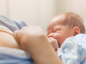 Mama karmiąca noworodka piersią