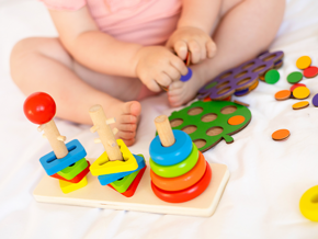 Dziecko bawiące się sorterem Montessori
