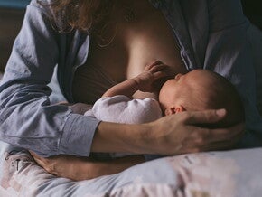 Mama karmiąca noworodka piersią po cesarskim cięciu