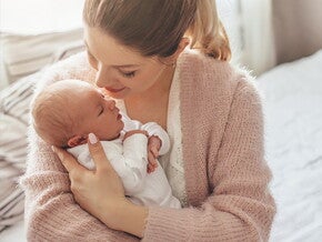 Mama karmiąca piersią po cesarskim cięciu