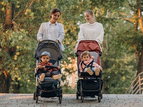 Uśmiechnięte mamy singielki z dziećmi podczas spotkania
