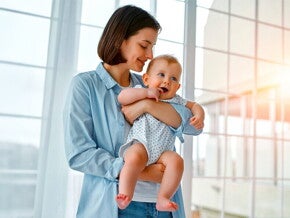 Jak zatrzymać laktację: mama trzymająca na rękach kilkumiesięczne niemowlę