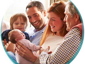 Kobieta trzymająca niemowlę otoczona przez czworo ludzi