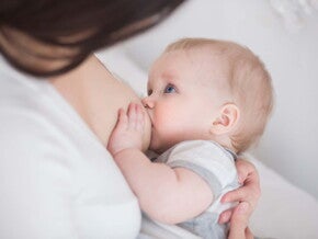 kobieta-karmiąca-dziecko-piersią kobieta-karmiąca-dziecko-piersią