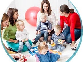 Uśmiechnięte mamy singielki z dziećmi podczas spotkania