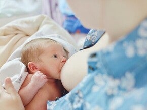 Mama karmiąca piersią swoje dziecko