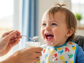 Dziewczynka jedząca deserek mleczny Nestlé Yogolino